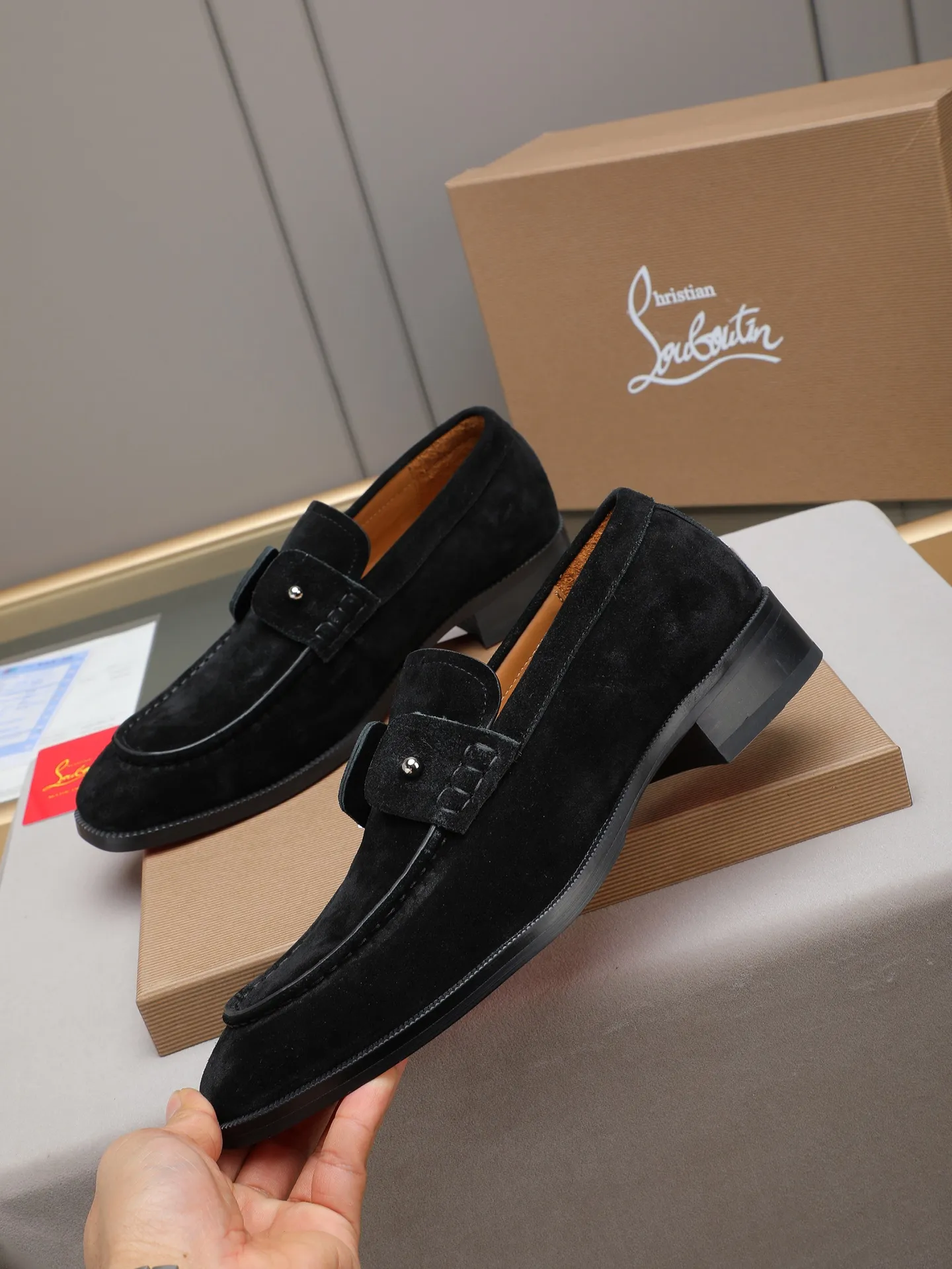 PP580 CL New formal dress shoes Christia* Loubouti* red-soled shoes GREGGO men's Oxford shoes Official price Made of imported high-mercerized suede, glossy small square tip design, iconic red outsole, extremely personalized shoe style, original color cowhide lining, original Italian leather outsole; fine workmanship, bringing you a luxurious experience. Clean silhouette and straightforward, GREGGO men's Oxford shoes It is an Oxford shoe type born for city roaming. Standard leather shoe size: 38～44# (45🉑️customized)